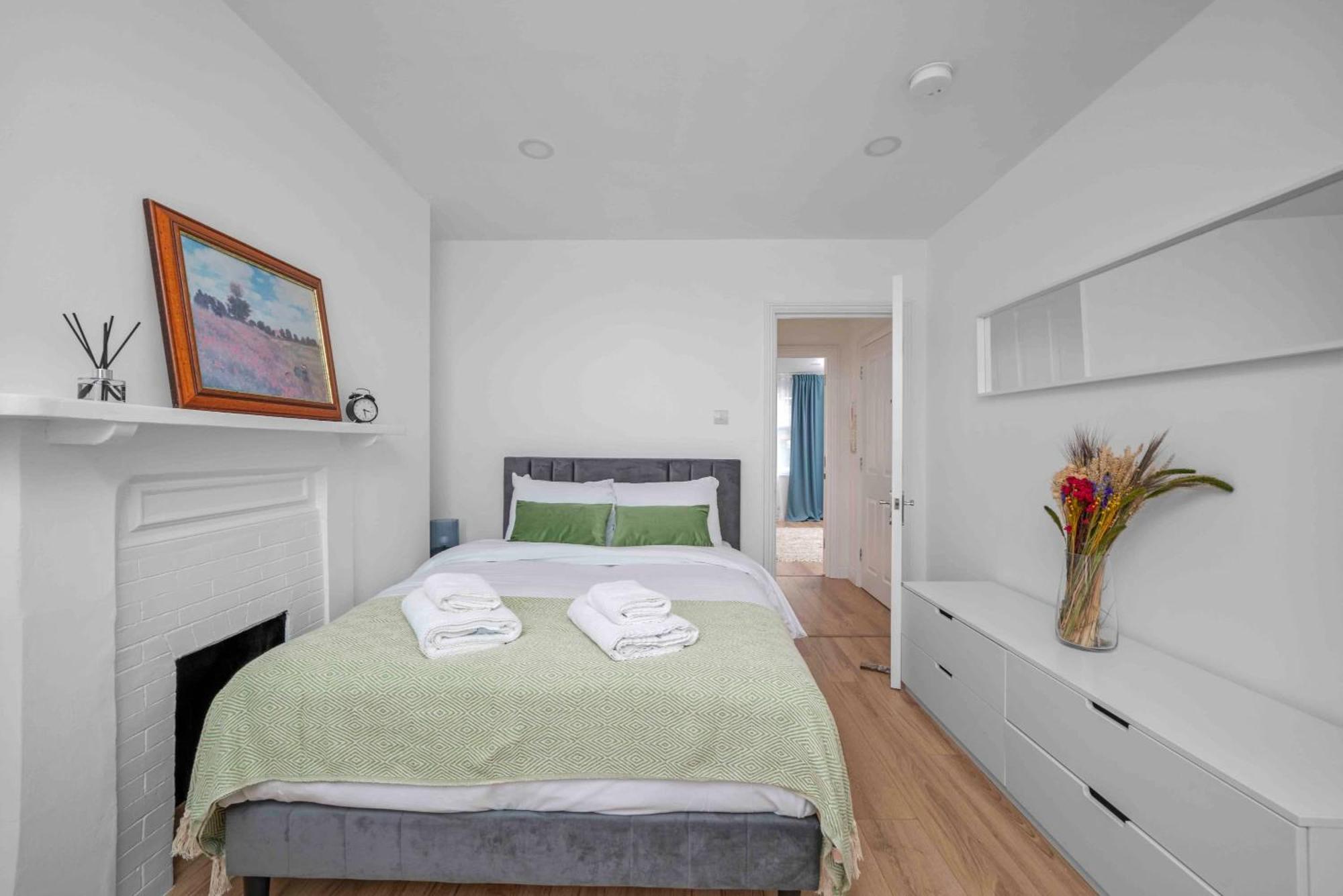 Апартаменты Brick Lane, - Lovely One Bedroom *